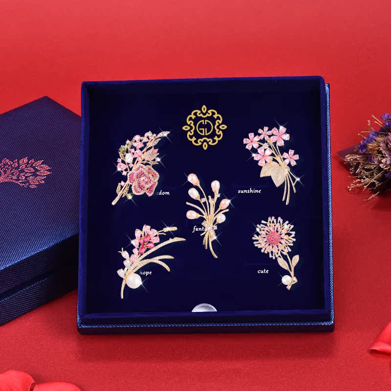 Women's Day Gift to Give Mom for Wife High-End Corsage Brooch Female Classy Exquisite Pin Accessories Fancy