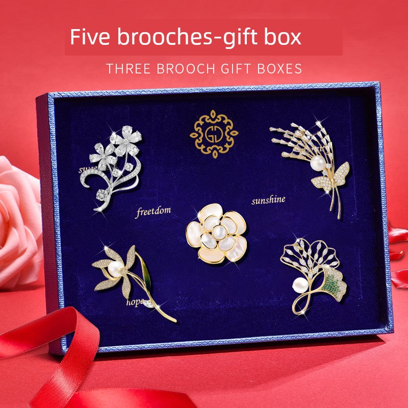 Women's Day Gift to Give Mom for Wife High-End Corsage Brooch Female Classy Exquisite Pin Accessories Fancy